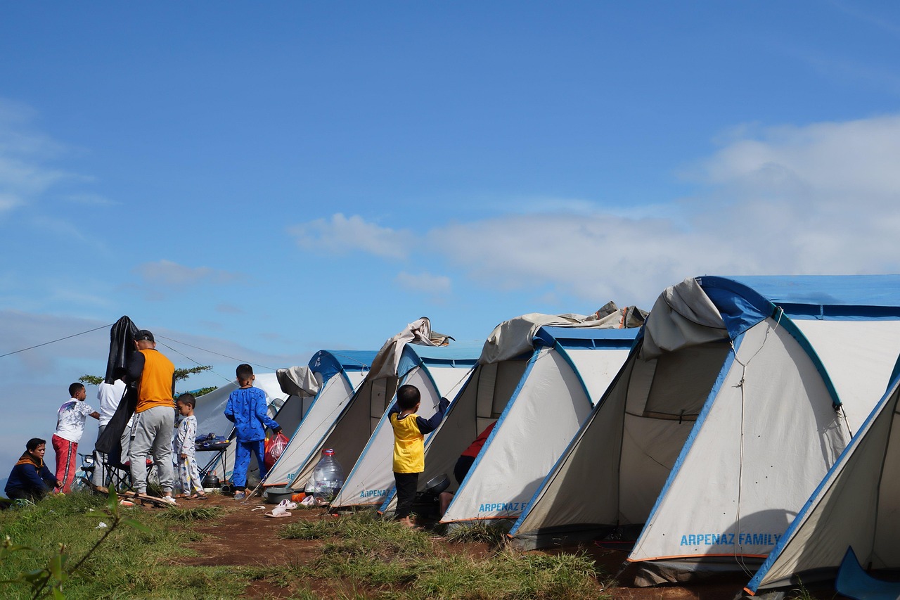 Swag vs rooftop tent camp setup hero image